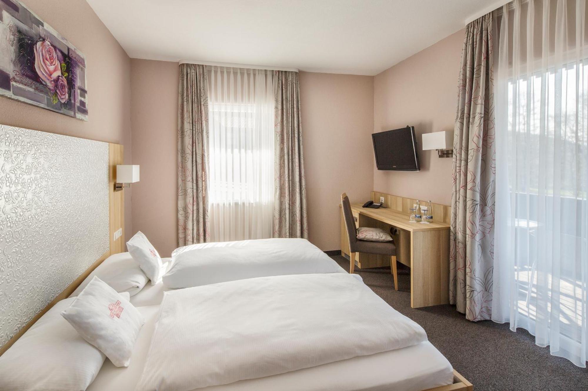 Invite Hotel Loewen Freiburg ภายนอก รูปภาพ